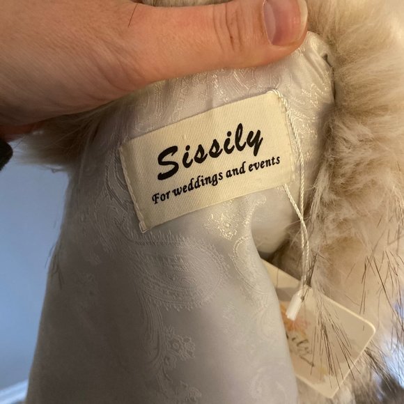 Faux fur bridal wrap - Picture 4 of 4